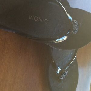 Black flip flop Vionic sandals